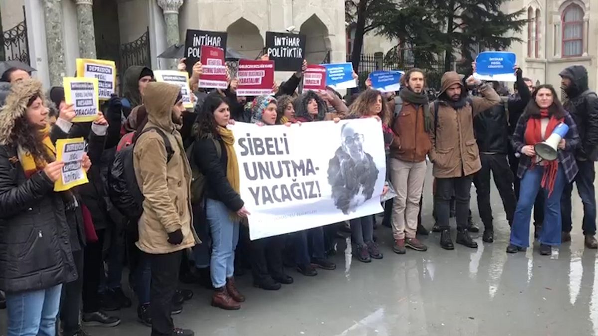 İstanbul Üniversitesi öğrencileri hayatına son veren arkadaşları Sibel Ünli'yi andı