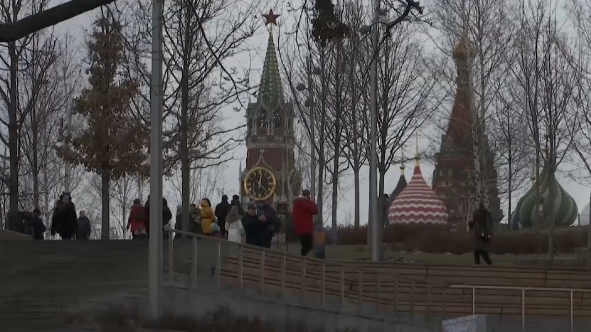 مشهد لمترجلين غير بعيدين عن الساحة الحمراء في موسكو.