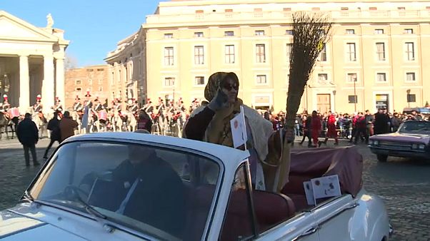Befana ha ayudado a los Reyes Magos repartiendo regalos en Italia Befana ha ayudado a los Reyes Magos repartiendo regalos en Italia