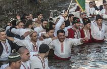 Danse traditionnelle dans les eaux de la rivière Tundzha à Kalofer en Bulgarie à occasion de la célébration de l’Épiphanie, le 6 janvier 2020  