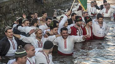 Danse traditionnelle dans les eaux de la rivière Tundzha à Kalofer en Bulgarie à occasion de la célébration de l’Épiphanie, le 6 janvier 2020  