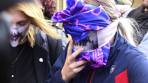Η 19χρονη με καλυμμένο πρόσωπο Η 19χρονη με καλυμμένο πρόσωπο