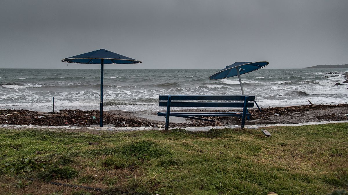 Παραλία στην Νέα Αρτάκη Ευβοίας, όπου η κακοκαιρία «Ηφαιστίων» έχει φέρει δυνατούς ανέμους και κύμα