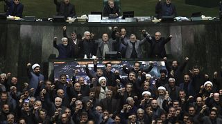 شعار دادن نمایندگان مجلس ایران پس از کشته شدن قاسم سلیمانی