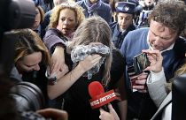 La joven británica de 19 años evita las cámaras cubriéndose el rostro