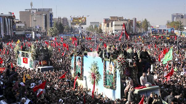 Dezenas de mortos em procissão fúnebre na cidade natal de Soleimani Dezenas de mortos em procissão fúnebre na cidade natal de Soleimani