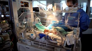 Archive : un médecin s'occupe d'un prématuré dans un service de nénatologie au  Centre Hospitalier de Lens, 4 décembre 2013