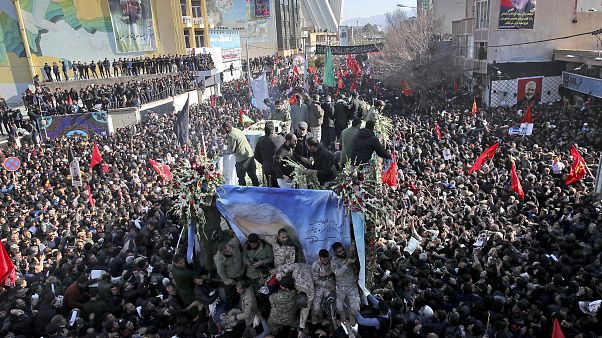 عشرات القتلى والجرحى في تدافع خلال مراسم دفن سليماني في كرمان عشرات القتلى والجرحى في تدافع خلال مراسم دفن سليماني في كرمان