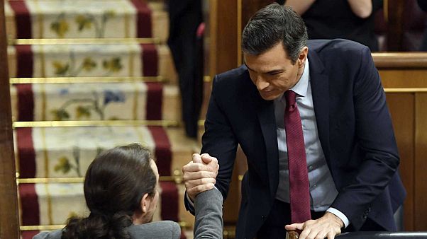 Le socialiste Pedro Sanchez, après son investiture, serrant la main de Pablo Iglesias, le chef de file de Podemos, le 7 janvier 2020 à la Chambre des députés à Madrid. Le socialiste Pedro Sanchez, après son investiture, serrant la main de Pablo Iglesias, le chef de file de Podemos, le 7 janvier 2020 à la Chambre des députés à Madrid.