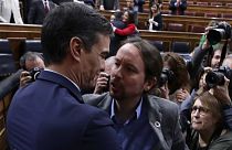 Pedro Sanchez (PSOE) e Pablo Iglesias (UP) no Parlamento espanhol
