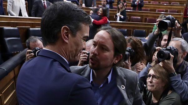 Pedro Sanchez (PSOE) e Pablo Iglesias (UP) no Parlamento espanhol Pedro Sanchez (PSOE) e Pablo Iglesias (UP) no Parlamento espanhol