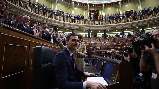 Pedro Sánchez gana la votación de la investidura con 167 a favor frente a 165 votos en contra Pedro Sánchez gana la votación de la investidura con 167 a favor frente a 165 votos en contra