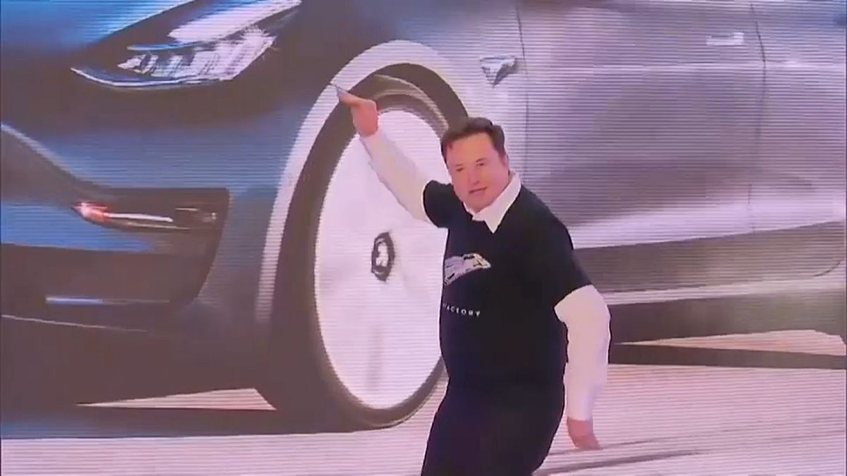 Илон Маск танцует на презентации электромобилей на заводе Tesla в Шанхае