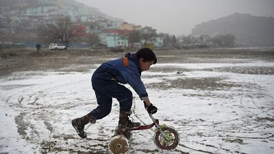 Afganistan'ın başkenti Kabil'de kar keyfi