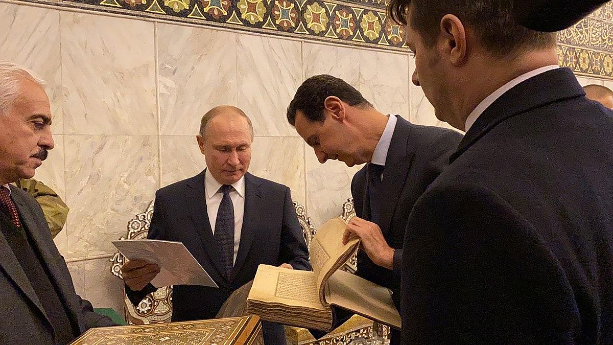 Suriye'nin başkenti Şam'a ziyaret gerçekleştiren Rusya lideri Vladimir Putin, Suriye lideri Esad'la Emevi Camii'ni ziyaret etti