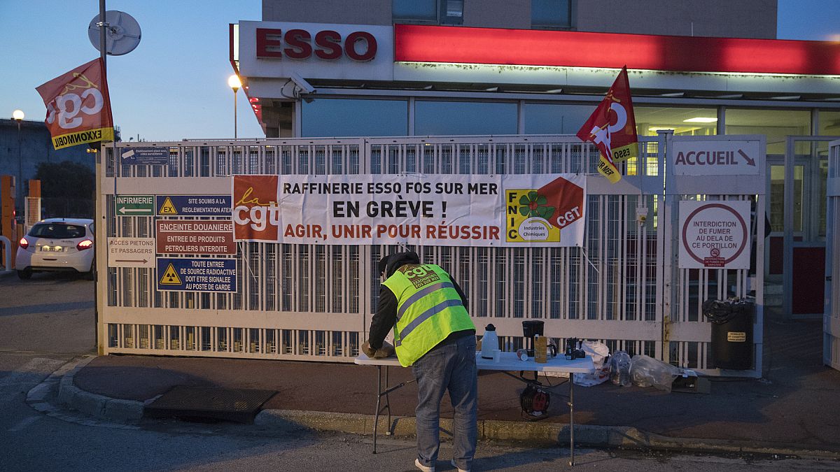 Un travailleur en grève devant la raffinerie de Fos-sur-Mer le 07 janvier