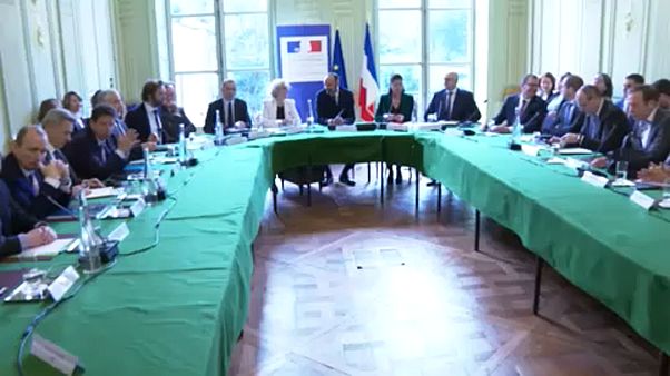 Első forduló: A francia kormány a szakszervezetekkel tárgyalt Első forduló: A francia kormány a szakszervezetekkel tárgyalt