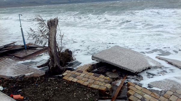 Καταστροφές έχει υποστεί ο παραλιακός δρόμος της Νυφίδας στη Λέσβο Καταστροφές έχει υποστεί ο παραλιακός δρόμος της Νυφίδας στη Λέσβο