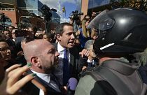 Juan Guaidó retoma el control del Parlamento y se juramenta como presidente encargado