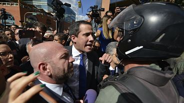 Juan Guaidó retoma el control del Parlamento y se juramenta como presidente encargado