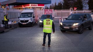 Fransa'da benzin istasyonu önünde grev yapan bir çalışan