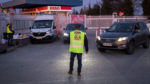 Fransa'da benzin istasyonu önünde grev yapan bir çalışan Fransa'da benzin istasyonu önünde grev yapan bir çalışan