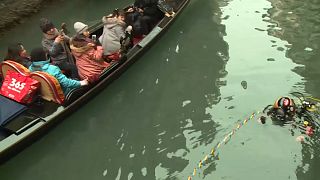 Venedig-Urlauber staunen: Gondoliere tauchen ab