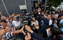 Juan Guaidó saluda a sus seguidores tras salir del Parlamento
