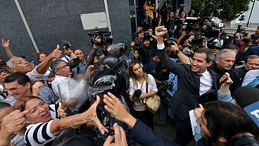 Juan Guaidó saluda a sus seguidores tras salir del Parlamento