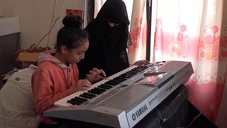 How is a Yemeni school using music to help children in wartime?