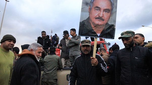 Bingazi'de Hafter taraftarları Bingazi'de Hafter taraftarları