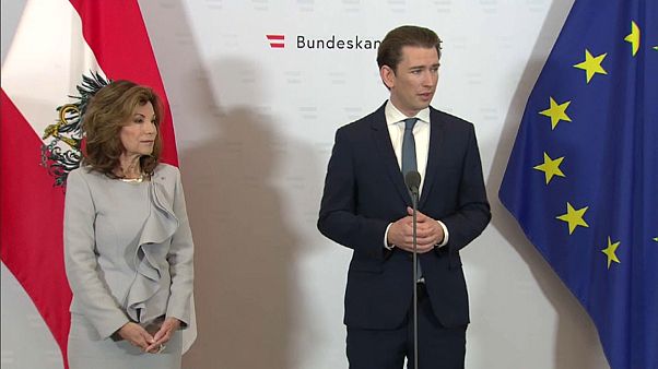 "Na, du Küken?" Österreich lacht über Untertitel-Panne bei Vereidigung "Na, du Küken?" Österreich lacht über Untertitel-Panne bei Vereidigung