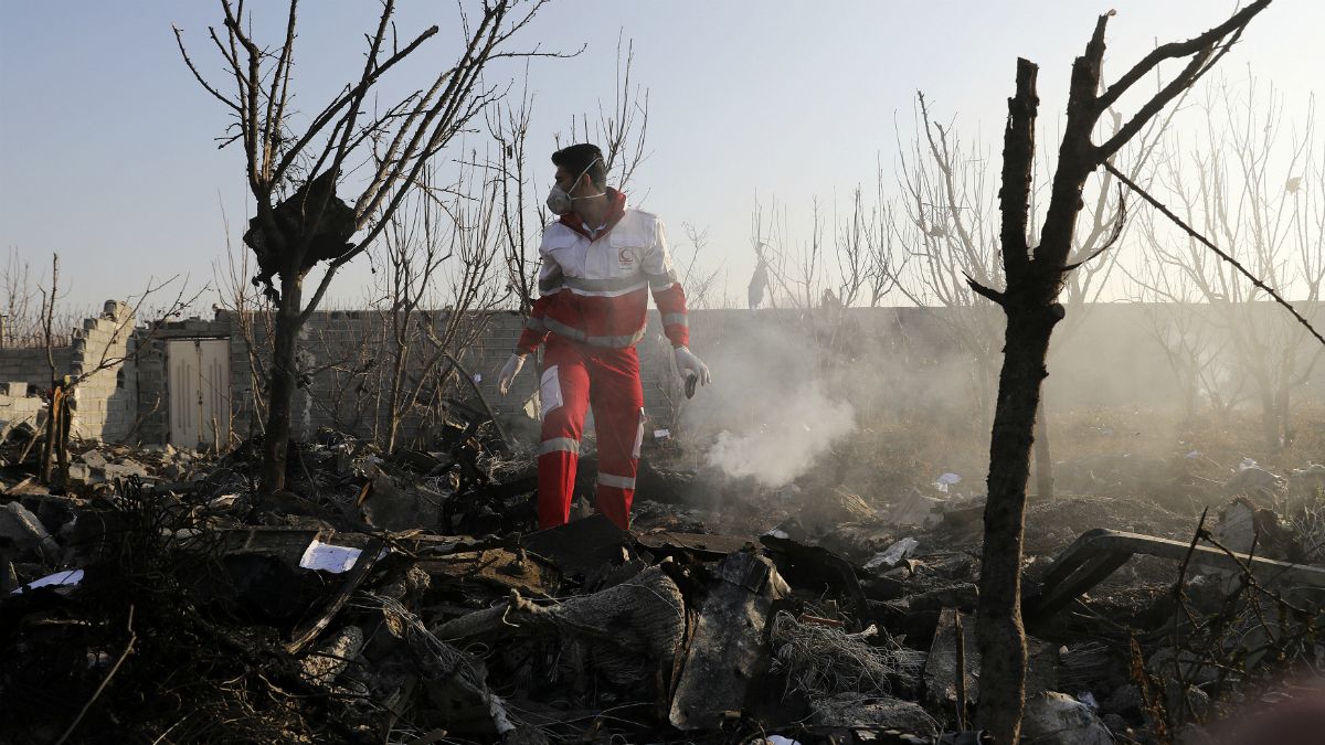 Elementos das equipas de resgate verifica destroços do acidente no Irão