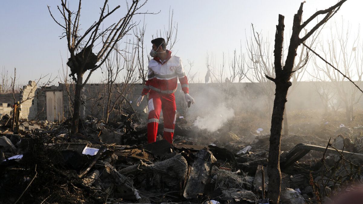 Túélők után kutatnak a lezuhant ukrán gép roncsai között. A balesetet a jelentések szerint senki sem élte túl
