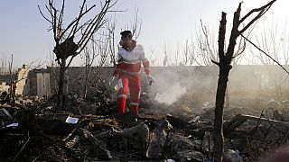 Túélők után kutatnak a lezuhant ukrán gép roncsai között. A balesetet a jelentések szerint senki sem élte túl