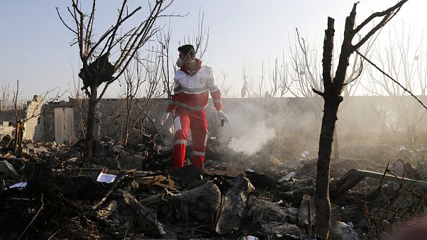 Túélők után kutatnak a lezuhant ukrán gép roncsai között. A balesetet a jelentések szerint senki sem élte túl Túélők után kutatnak a lezuhant ukrán gép roncsai között. A balesetet a jelentések szerint senki sem élte túl