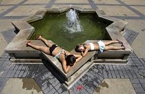 ABD'nin Indianapolis kentindeki Buter Üniversitesi öğrencileri sıcak havadan dolayı havuz başında serinlemeye çalıştı (arşiv)