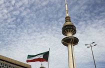 برج التحرير وسط العاصمة الكويت ويظهر بالقرب منه علم البلاد