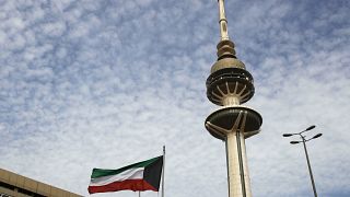 برج التحرير وسط العاصمة الكويت ويظهر بالقرب منه علم البلاد