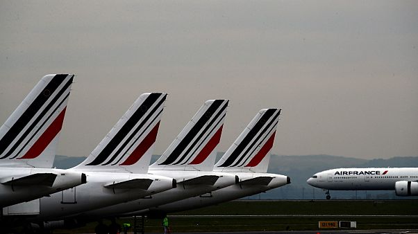 Hallan el cadáver de un niño en el tren de aterrizaje de un avión de Air France en París Hallan el cadáver de un niño en el tren de aterrizaje de un avión de Air France en París