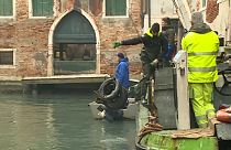 Los gondoleros se convierten en buzos por un día para limpiar de basura los canales de Venezia