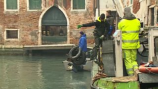 Los gondoleros se convierten en buzos por un día para limpiar de basura los canales de Venezia