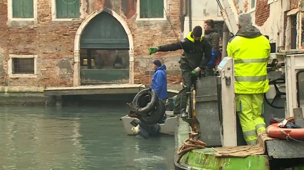 Los gondoleros se convierten en buzos por un día para limpiar de basura los canales de Venezia Los gondoleros se convierten en buzos por un día para limpiar de basura los canales de Venezia