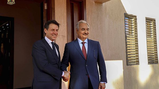 Giuseppe Conte e Khalifa Haftar a Bengasi in una foto del 23 dicembre 2018 Giuseppe Conte e Khalifa Haftar a Bengasi in una foto del 23 dicembre 2018