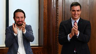رئيس الحكومة الإسانية الاشتراكي الإسبانيّ، بيدرو سانشيز وزيعم حزب بوديموس اليساري الراديكالي بابلو إيغليسياس