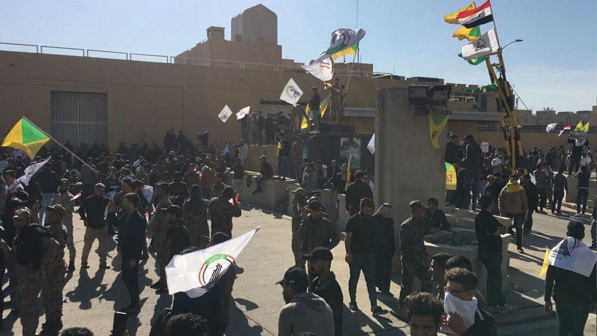 ABD'nin Bağdat Büyükelçiliği önünde toplanan Irak'taki Şii milis gücü Haşdi Şabi taraftarları elçiliğe girmeye çalışırken
