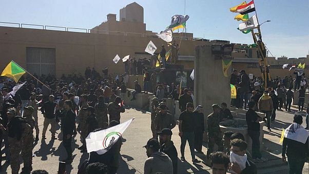 ABD'nin Bağdat Büyükelçiliği önünde toplanan Irak'taki Şii milis gücü Haşdi Şabi taraftarları elçiliğe girmeye çalışırken ABD'nin Bağdat Büyükelçiliği önünde toplanan Irak'taki Şii milis gücü Haşdi Şabi taraftarları elçiliğe girmeye çalışırken