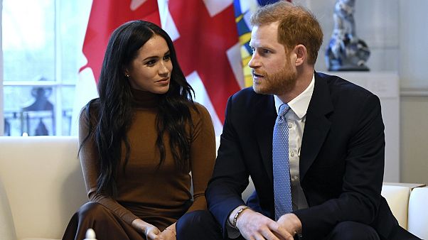 Harry e Meghan, la Regina scopre dalla tv l'addio alla Casa reale Harry e Meghan, la Regina scopre dalla tv l'addio alla Casa reale