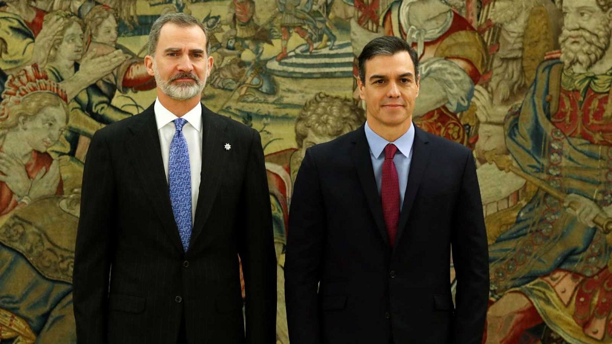 Le roi d'Espagne Felipe VI et Pedro Sanchez, lors de la cérémonie de prise en main du poste de chef de gouvernement au palais de la Zarzuela, à Madrid le 8 janvier 2020.