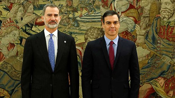 Le roi d'Espagne Felipe VI et Pedro Sanchez, lors de la cérémonie de prise en main du poste de chef de gouvernement au palais de la Zarzuela, à Madrid le 8 janvier 2020. Le roi d'Espagne Felipe VI et Pedro Sanchez, lors de la cérémonie de prise en main du poste de chef de gouvernement au palais de la Zarzuela, à Madrid le 8 janvier 2020.